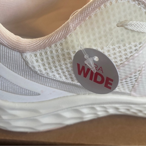 New Balance girls Cream and Pink Running Shoes 4.5 - Picture 8 of 8